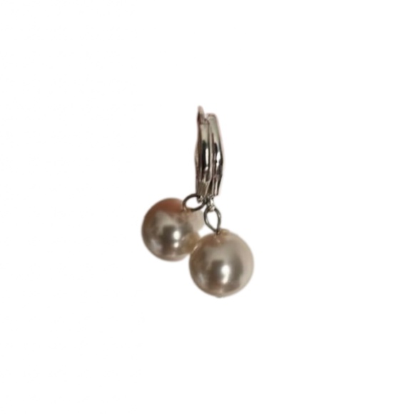 Vintage Jewelry - 💥10/$10 Huggie hoop pearl earrings free with bundle
